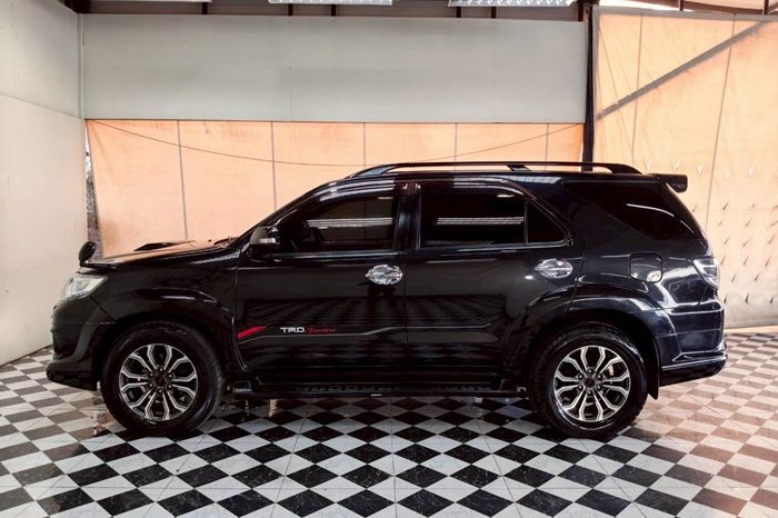 TOYOTA 4WD 2015 3.0V AT FORTUNER BLACK  8415 full