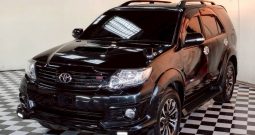 TOYOTA 4WD 2015 3.0V AT FORTUNER BLACK  8415