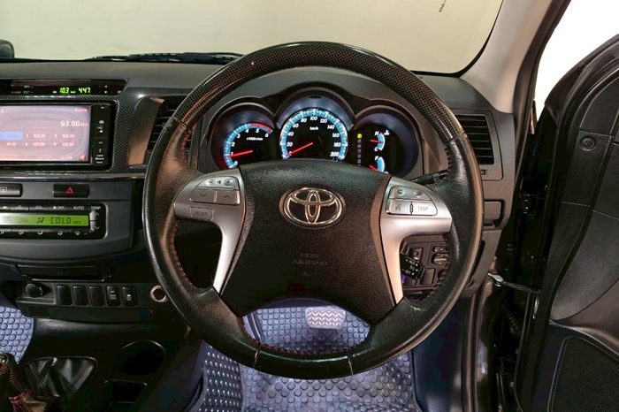 TOYOTA 4WD 2015 3.0V AT FORTUNER BLACK  8415 full