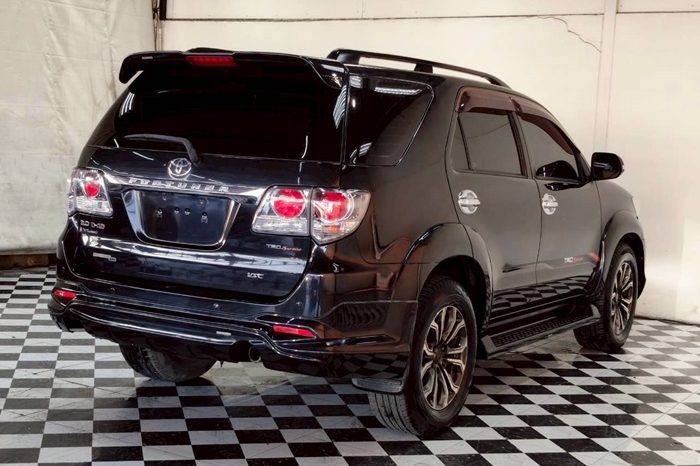 TOYOTA 4WD 2015 3.0V AT FORTUNER BLACK  8415 full
