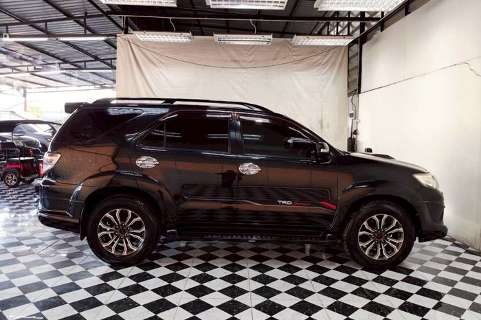 TOYOTA 4WD 2015 3.0V AT FORTUNER BLACK  8415 full