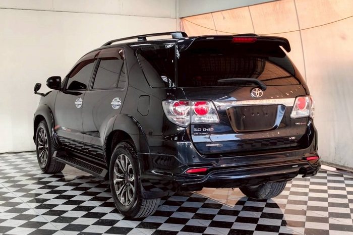 TOYOTA 4WD 2015 3.0V AT FORTUNER BLACK  8415 full