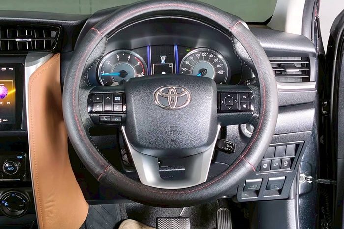 TOYOTA 4WD 2015 2.8V AT FORTUNER BLACK  8641 full