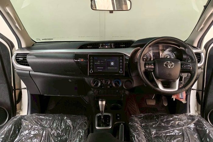 REVO PRE 2021 2.4E AT DOUBLE CAB WHITE  8805 full