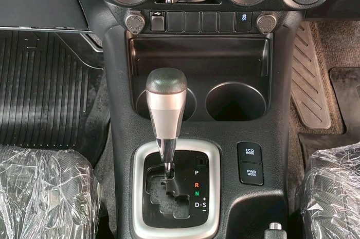 REVO PRE 2021 2.4E AT DOUBLE CAB WHITE  8805 full