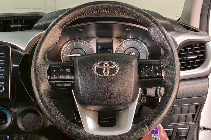 REVO PRE 2021 2.4E AT DOUBLE CAB WHITE  8805 full