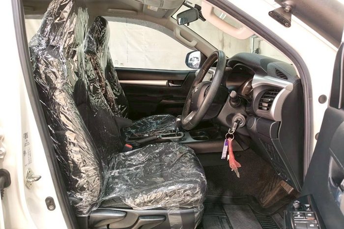 REVO PRE 2021 2.4E AT DOUBLE CAB WHITE  8805 full