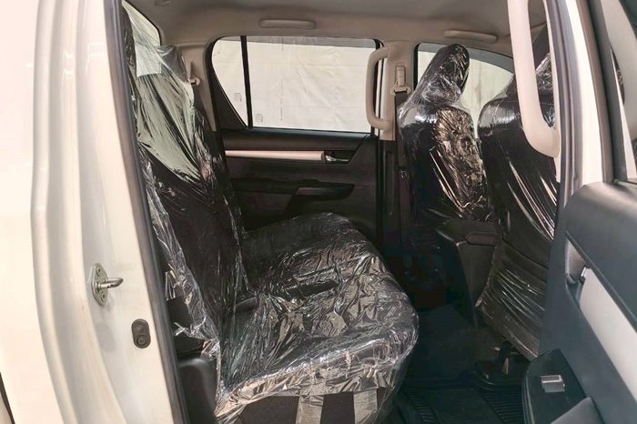 REVO PRE 2021 2.4E AT DOUBLE CAB WHITE  8805 full