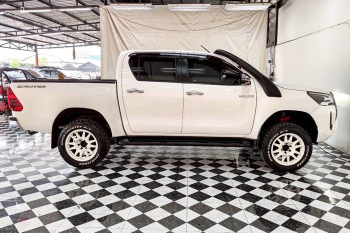 REVO PRE 2021 2.4E AT DOUBLE CAB WHITE  8805 full