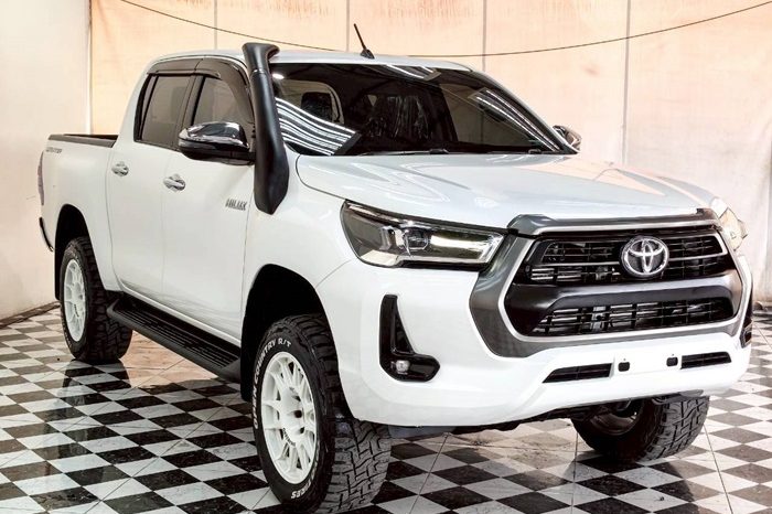 REVO PRE 2021 2.4E AT DOUBLE CAB WHITE  8805 full