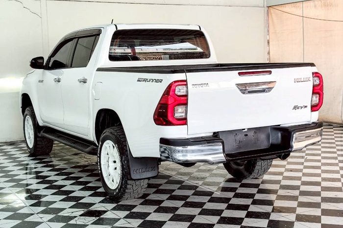 REVO PRE 2021 2.4E AT DOUBLE CAB WHITE  8805 full