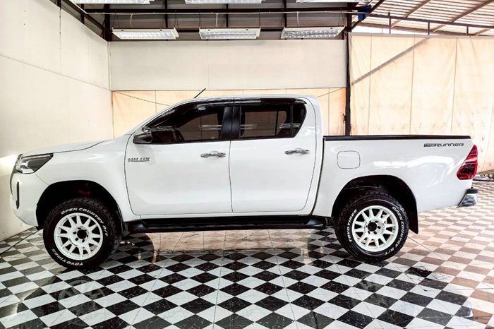 REVO PRE 2021 2.4E AT DOUBLE CAB WHITE  8805 full