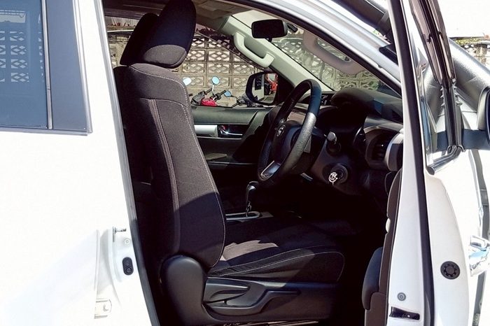 REVO PRE 2021 2.4E AT DOUBLE CAB WHITE  8805 full