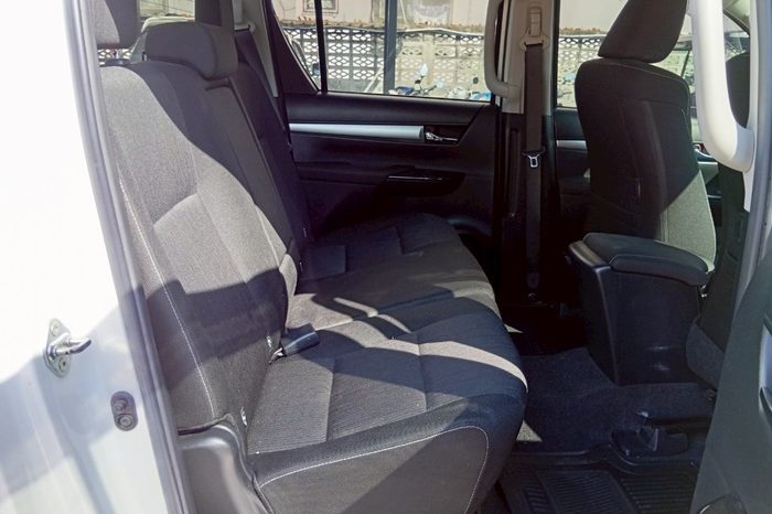 REVO PRE 2021 2.4E AT DOUBLE CAB WHITE  8805 full