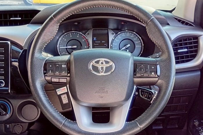 REVO PRE 2021 2.4E AT DOUBLE CAB WHITE  8805 full