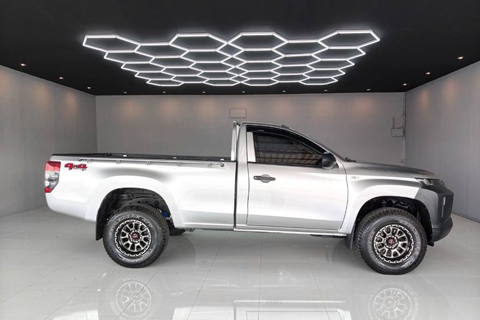 MITSUBISHI 4WD 2021 2.4 MT SINGLE CAB SILVER  5479 full