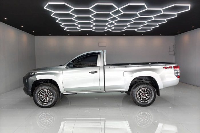 MITSUBISHI 4WD 2021 2.4 MT SINGLE CAB SILVER  5479 full