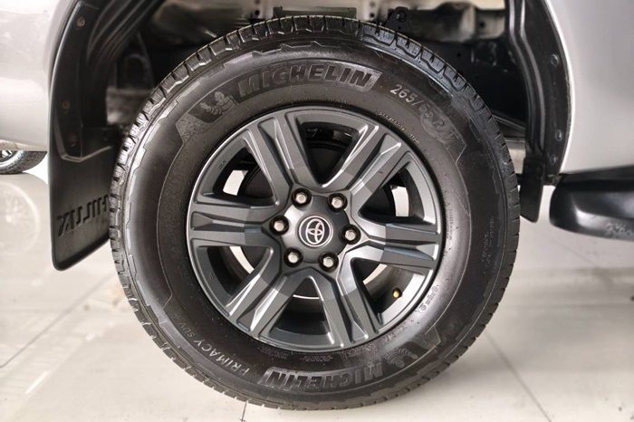 REVO PRE 2020 2.4 ENTRY AT DOUBLE CAB SILVER  1182 full