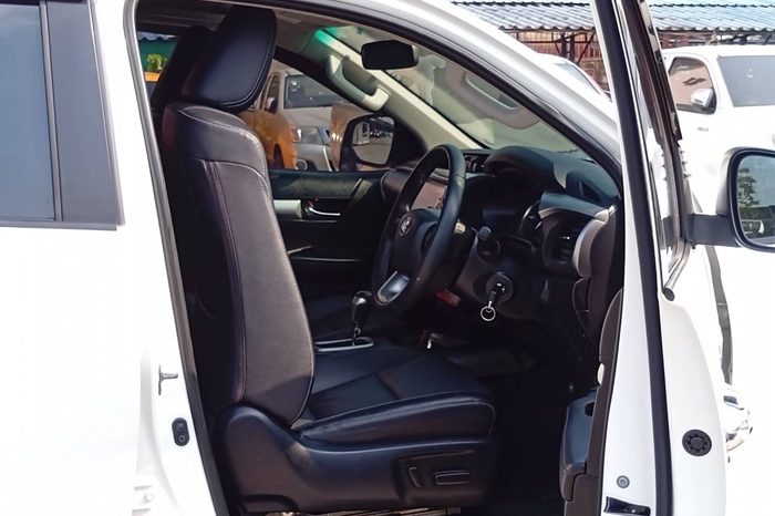 REVO PRE 2022 2.4 MID AT DOUBLE CAB WHITE  1848 full