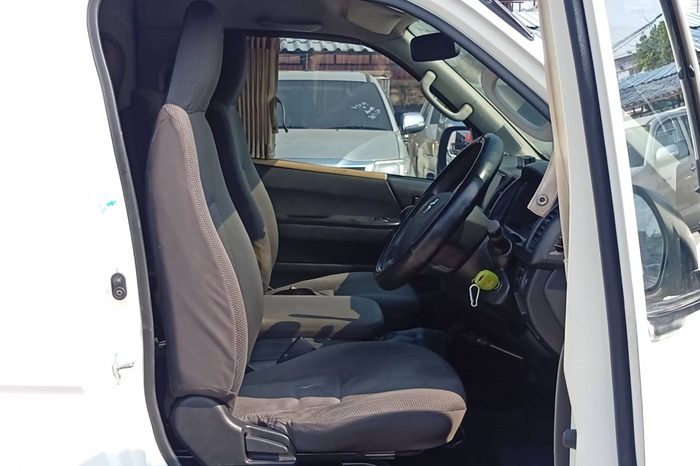 TOYOTA 2WD 2019 2.7 MT COMMUTER WHITE  6429 full