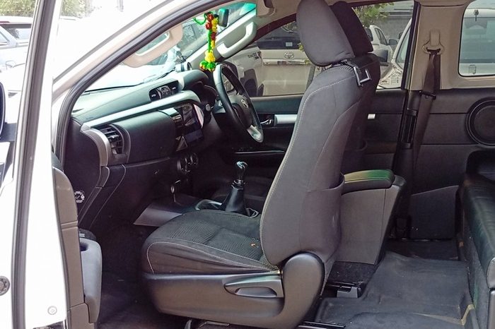 REVO 4WD 2019 2.4E MT SMART CAB SILVER  8983 full