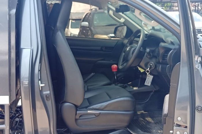 REVO 4WD 2023 2.8 ENTRY MT STANDARD GREY  4696 full