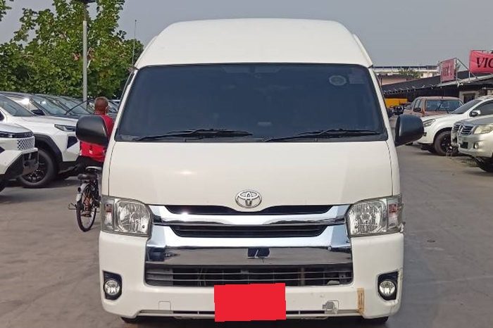 TOYOTA 2WD 2019 3.0 AT COMMUTER WHITE  7322 full