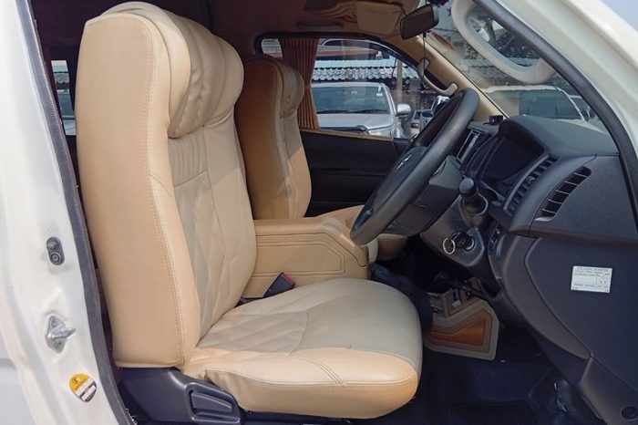 TOYOTA 2WD 2019 3.0 AT COMMUTER WHITE  7322 full