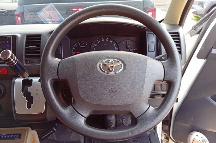 TOYOTA 2WD 2019 3.0 AT COMMUTER WHITE  7322 full