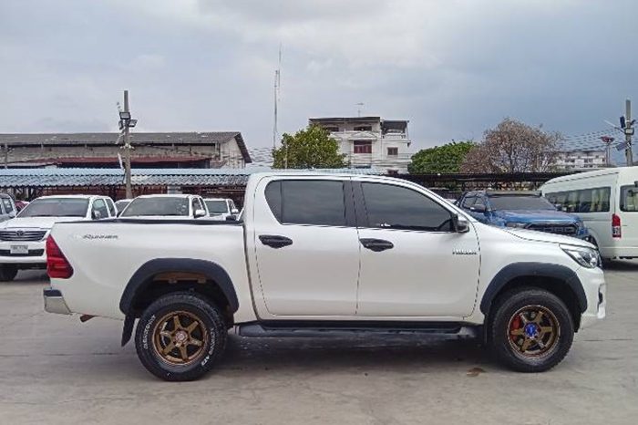 REVO PRE 2019 2.4G AT DOUBLE CAB WHITE  638 full