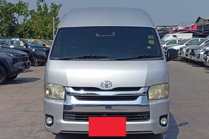 TOYOTA 2WD 2017 3.0 MT COMMUTER SILVER  2143 full