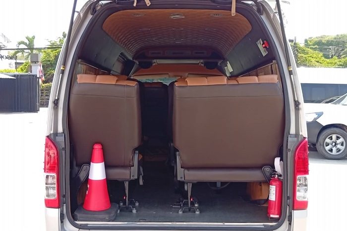 TOYOTA 2WD 2017 3.0 MT COMMUTER SILVER  2143 full