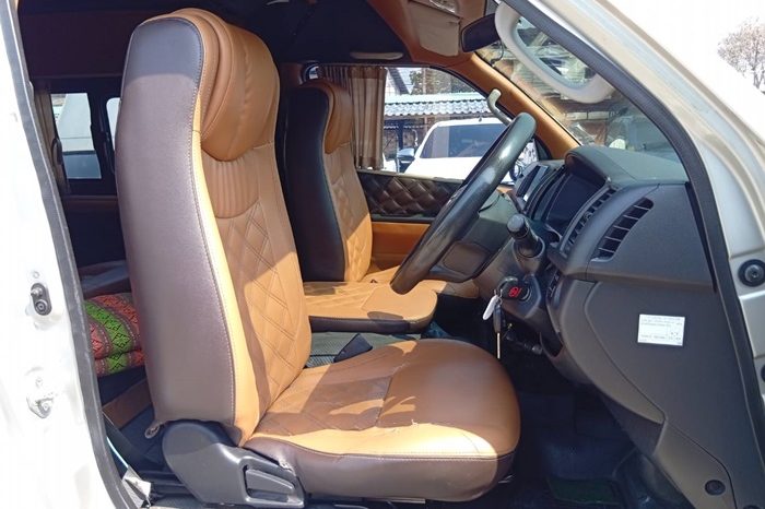 TOYOTA 2WD 2017 3.0 MT COMMUTER SILVER  2143 full