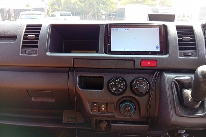 TOYOTA 2WD 2017 3.0 MT COMMUTER SILVER  2143 full