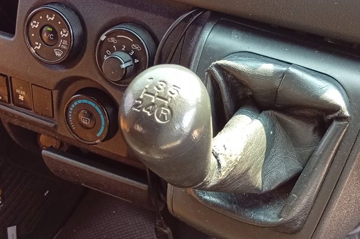 TOYOTA 2WD 2017 3.0 MT COMMUTER SILVER  2143 full