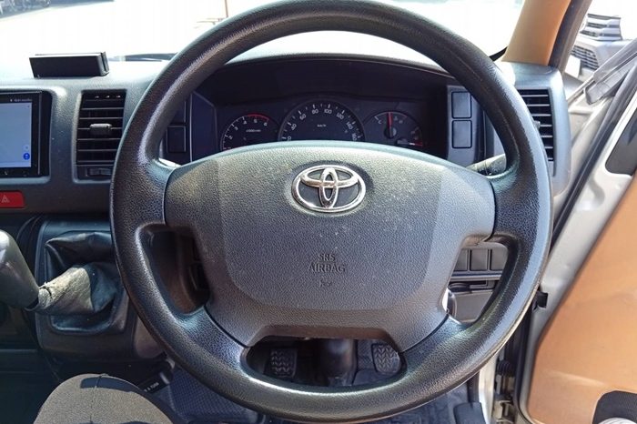 TOYOTA 2WD 2017 3.0 MT COMMUTER SILVER  2143 full