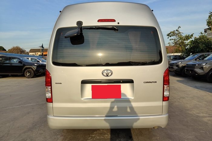 TOYOTA 2WD 2019 3.0 AT COMMUTER SILVER  4619 full