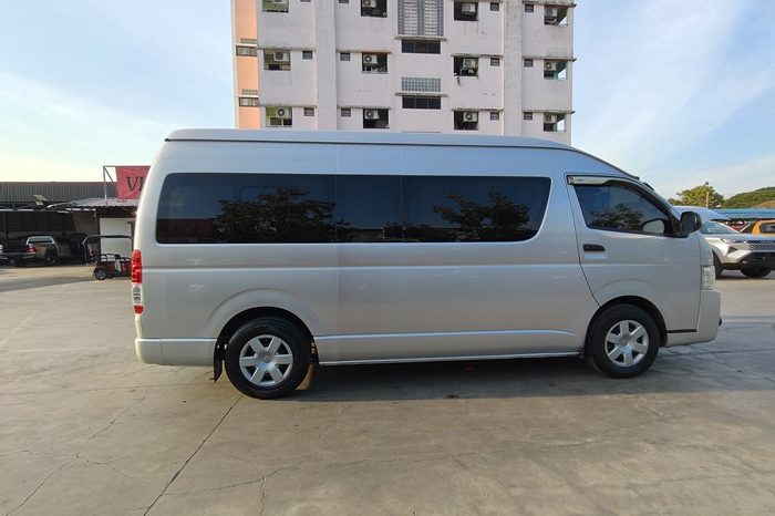 TOYOTA 2WD 2019 3.0 AT COMMUTER SILVER  4619 full