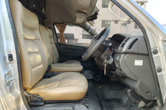 TOYOTA 2WD 2019 3.0 AT COMMUTER SILVER  4619 full