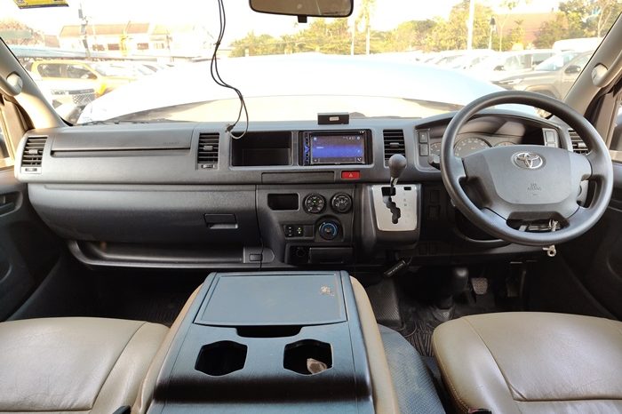 TOYOTA 2WD 2019 3.0 AT COMMUTER SILVER  4619 full