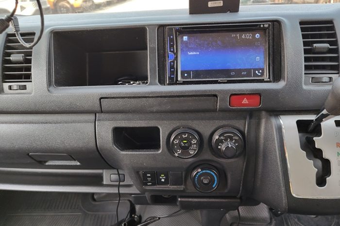 TOYOTA 2WD 2019 3.0 AT COMMUTER SILVER  4619 full