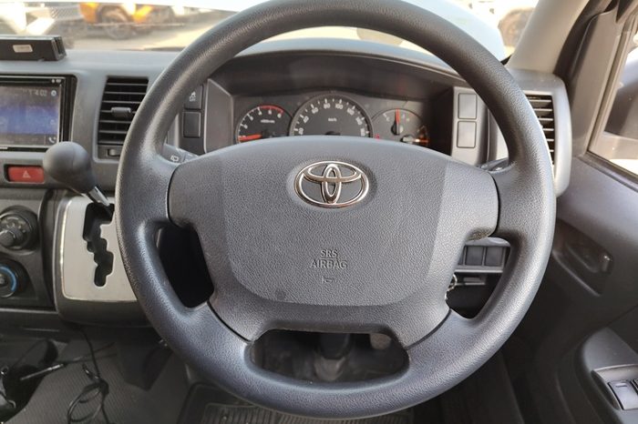 TOYOTA 2WD 2019 3.0 AT COMMUTER SILVER  4619 full