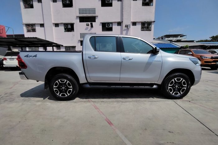 REVO 4WD 2021 2.4 MID MT DOUBLE CAB SILVER 8738 full