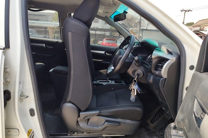 REVO 2WD 2020 2.4 MID AT DOUBLE CAB WHITE  9604 full