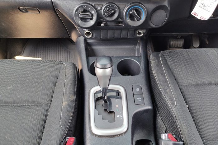 REVO 2WD 2020 2.4 MID AT DOUBLE CAB WHITE  9604 full