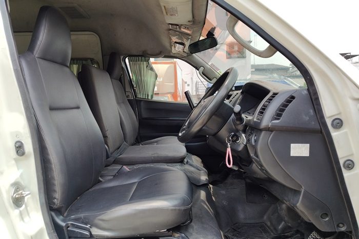 TOYOTA 2WD 2019 2.7 MT COMMUTER WHITE  5127 full