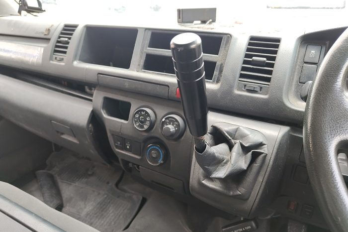 TOYOTA 2WD 2019 2.7 MT COMMUTER WHITE  5127 full