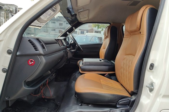 TOYOTA 2WD 2019 3.0 MT COMMUTER WHITE  4188 full