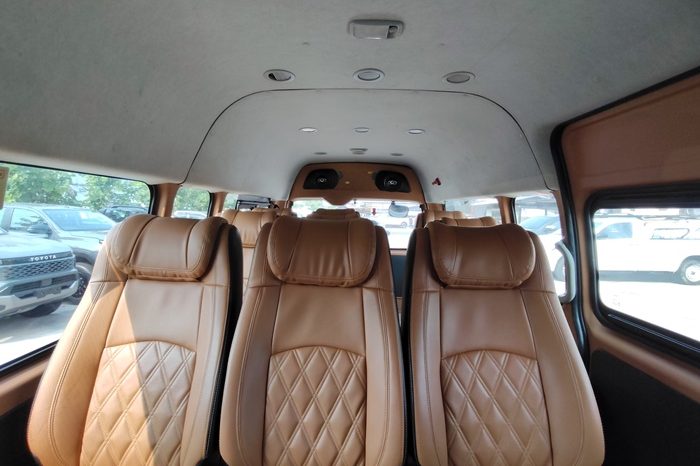 TOYOTA 2WD 2019 3.0 MT COMMUTER WHITE  4188 full