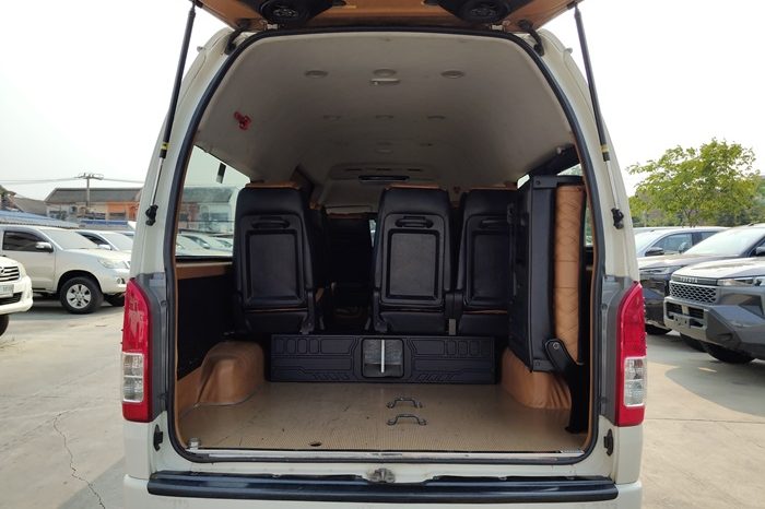 TOYOTA 2WD 2019 3.0 MT COMMUTER WHITE  4188 full